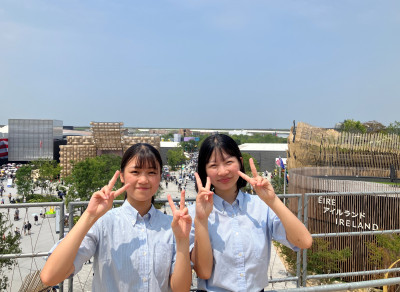 万博会場をバックに