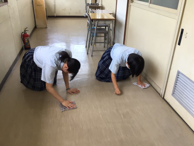 ４